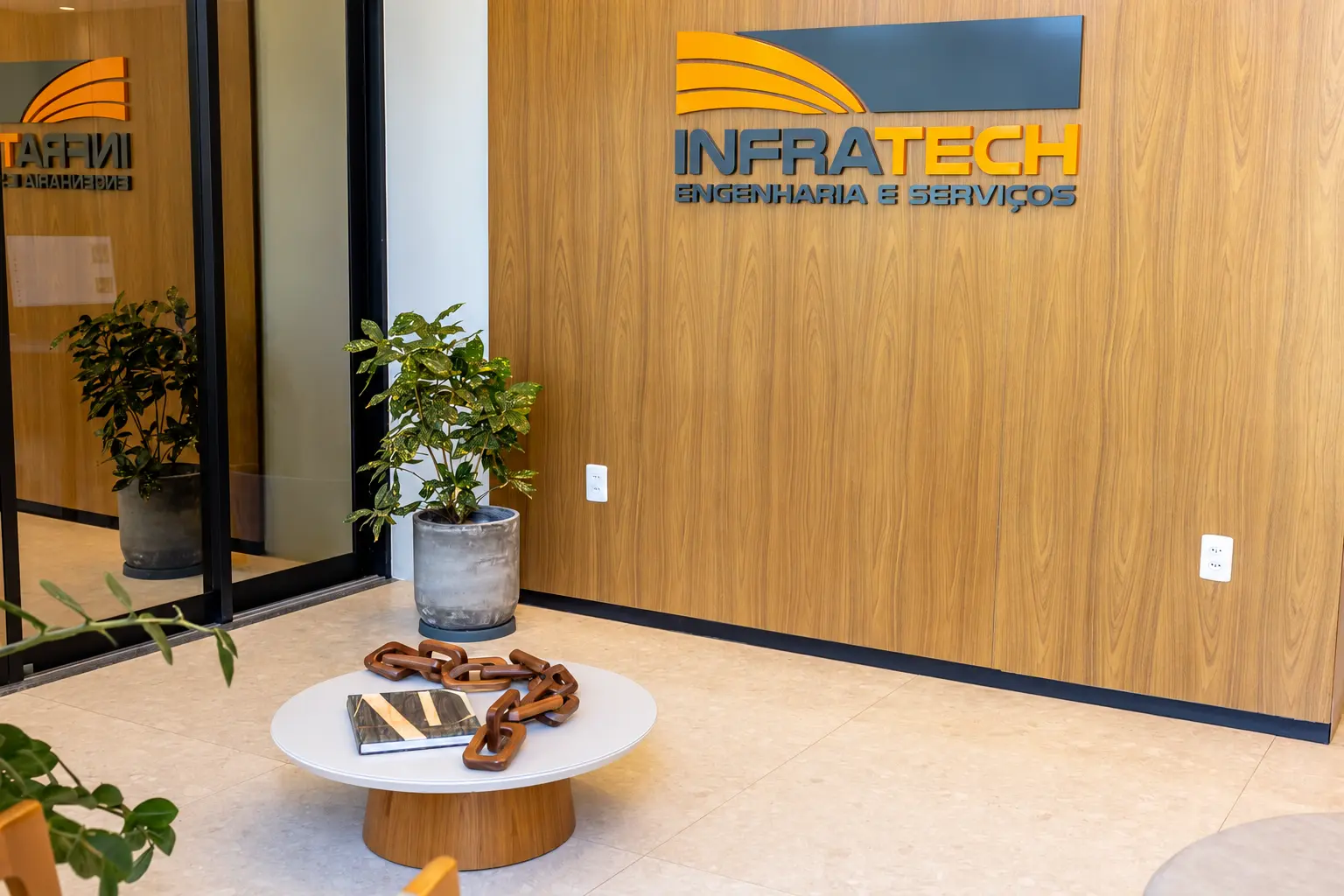Parede de madeira com a identidade da Infratech
