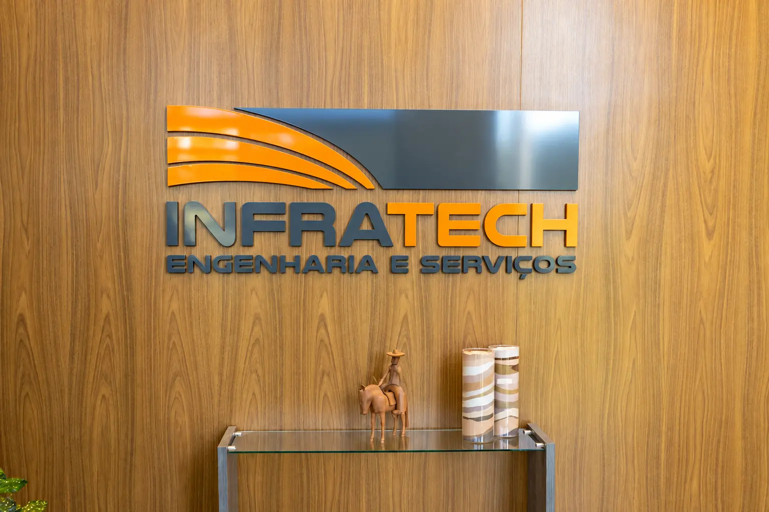 Painel da Infratech e apoio de recepção