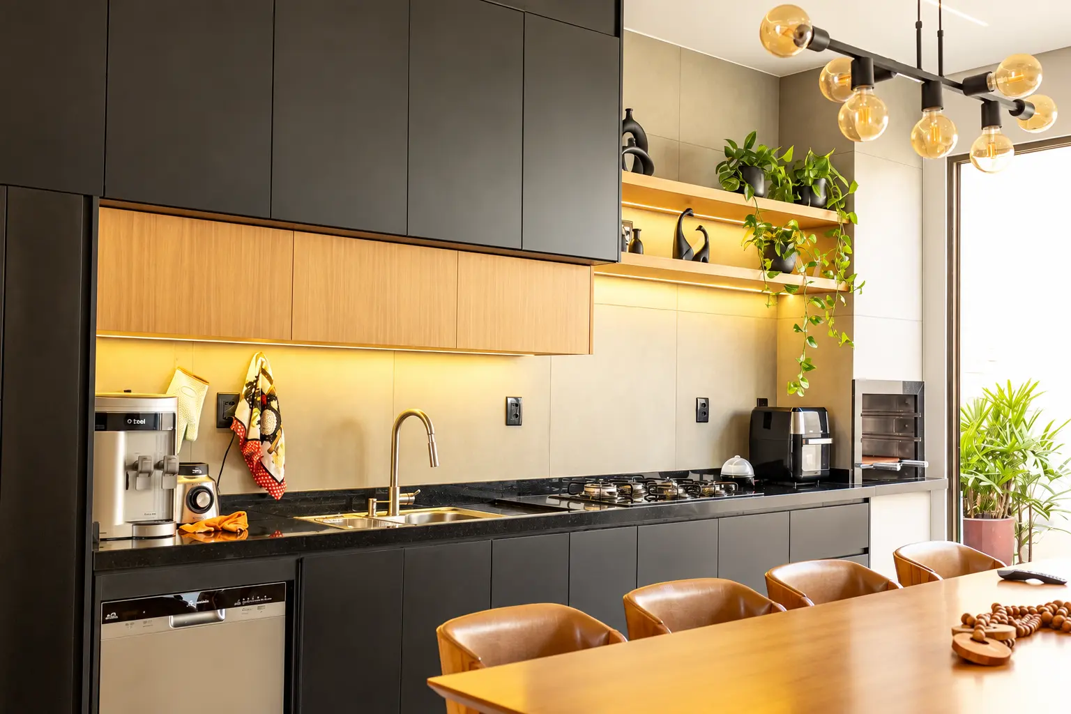 Cozinha com marcenaria escura e iluminação integrada