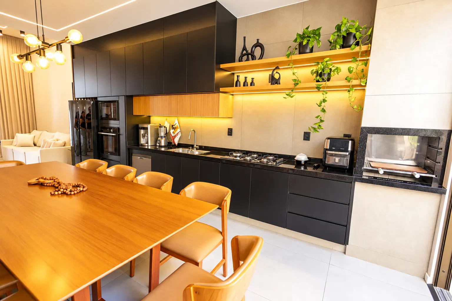 Sala de jantar e cozinha integradas