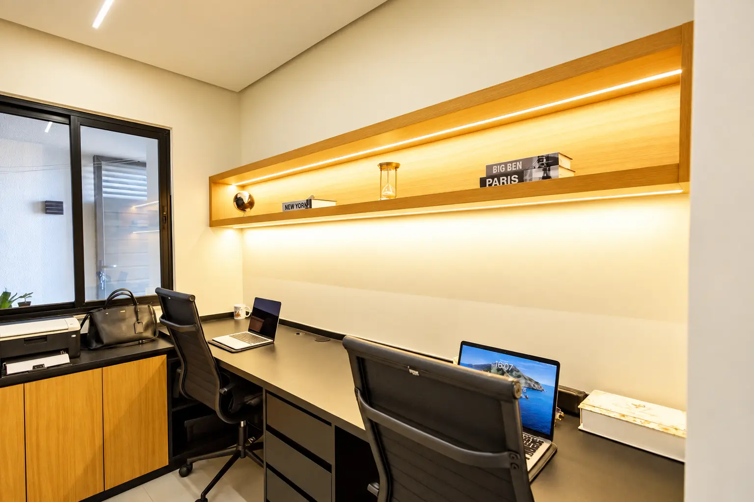 Espaço de trabalho com bancada e prateleira iluminada