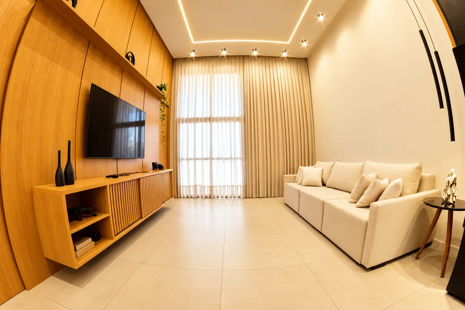Sala de estar com painel de TV em madeira